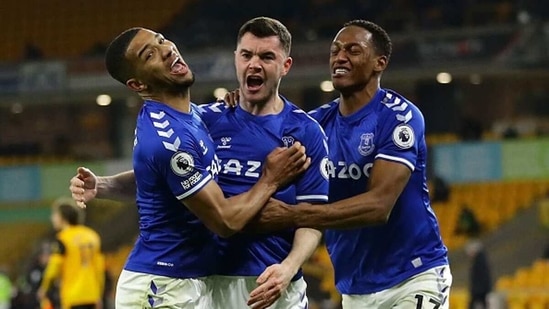 Michael Keane (C) celebrates scoring his team's second goal with Mason Holgate (L) and Yerry Mina(Getty)