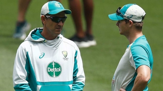 Justin Langer (L) with Steve Smith(Getty)