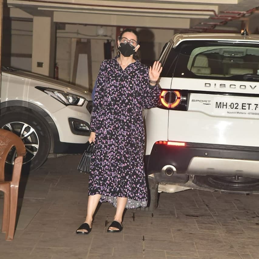 Karisma Kapoor in a collared dress for night out with BFFs(Instagram/vinit33486) Karisma Kapoor in a collared dress for night out with BFFs(Instagram/vinit33486)