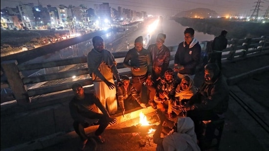 Farmers warm themselves around a bonfire on a cold evening at the Delhi-Ghazipur border. (File photo) Farmers warm themselves around a bonfire on a cold evening at the Delhi-Ghazipur border. (File photo)