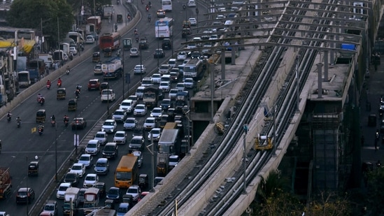 Heavy Traffic on Western Express Highway near Pathan Wadi bridge at Malad in Mumbai. ( ANI) Heavy Traffic on Western Express Highway near Pathan Wadi bridge at Malad in Mumbai. ( ANI)