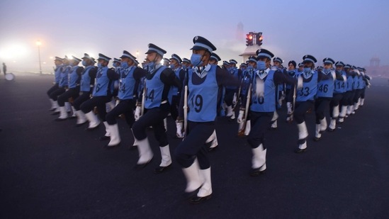 Indian Air Force (IAF) personnel during rehearsals for the Republic Day parade, at Vijay Chowk on January 14. A day prior, the minimum temperature recorded at the Safdarjung observatory, which is considered the official reading for the city, was 3.2°C, a deviation of four degrees from what is normal this time of the year. The maximum temperature during the day was 18.5°C, a notch below normal.(Raj K Raj / HT Photo)
