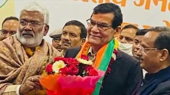Arvind Kumar Sharma joined the BJP after taking voluntary retirement from All India Services. (Courtesy: Livehindustan)