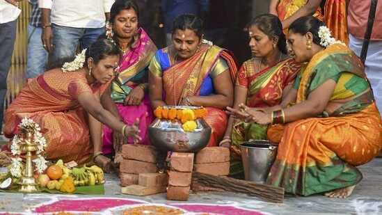 Devotees cook sweet dishes on the occasion of Pongal festival, at Dharavi in Mumbai, Thursday, Jan. 14, 2021.(PTI)