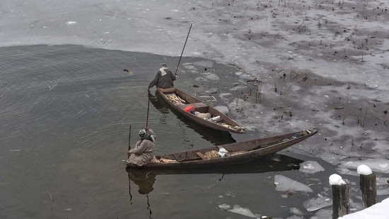 Minimum temperatures are likely to remain below normal over most parts of Northwest India Due to the prevalence of dry north/northwesterly winds for the next 2-3 days, according to IMD.(Waseem Andrabi/Hindustan Times)