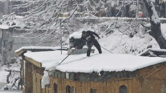 Srinagar recorded minus 7.8 degrees Celsius on Wednesday, which was the lowest temperature recorded in the city in eight years, an official of the MET department said.(Waseem Andrabi/Hindustan Times)
