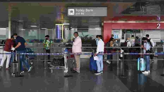 A senior official in Delhi’s revenue department said around 14,000 passengers arrived at the Delhi airport between November 25 and December 21 — of whom around 1,500 are Delhi residents.(Vipin Kumar/HT PHOTO) A senior official in Delhi’s revenue department said around 14,000 passengers arrived at the Delhi airport between November 25 and December 21 — of whom around 1,500 are Delhi residents.(Vipin Kumar/HT PHOTO)