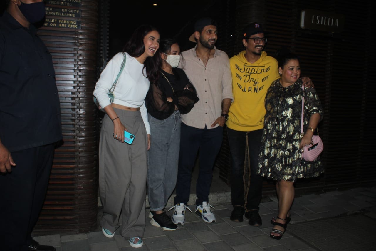 Jasmin Bhasin with Bharti, Haarsh, Punit and his wife. Jasmin Bhasin with Bharti, Haarsh, Punit and his wife.