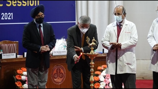 (From left) PGIMER research dean Dr Gurpreet Singh, director Dr Jagat Ram and AIIMS director Dr Randeep Guleria at the inaugural ceremony of the new academic session of PGIMER, Chandigarh. (HT PHOTO)