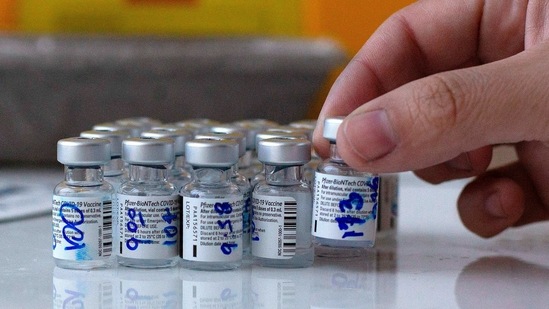 A nurse holds a vial of a Pfizer-BioNTech Covid-19 vaccine at Hospital Posta Central in Santiago, on January 15, 2021. CLAUDIO REYES/AFP (Photo by CLAUDIO REYES / AFP)(AFP) A nurse holds a vial of a Pfizer-BioNTech Covid-19 vaccine at Hospital Posta Central in Santiago, on January 15, 2021. CLAUDIO REYES/AFP (Photo by CLAUDIO REYES / AFP)(AFP)