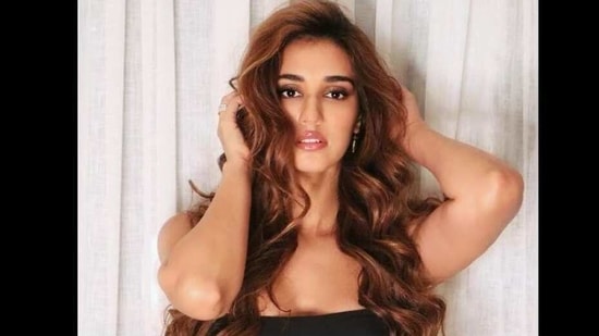 Disha Patani's new exercise video will make you jaws hit the floor(Instagram/dishapatani) Disha Patani's new exercise video will make you jaws hit the floor(Instagram/dishapatani)