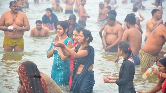 Lakhs of devotees braved the winter chill to take a dip at Sangam on Makar Sankranti (HT Photo/Anil Kumar Maurya)