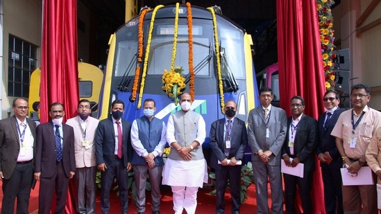 Defence Minister Rajnath Singh unveils state-of-the-art Driverless Metro Car for Mumbai Metropolitan Region Development Authority.(PTI)