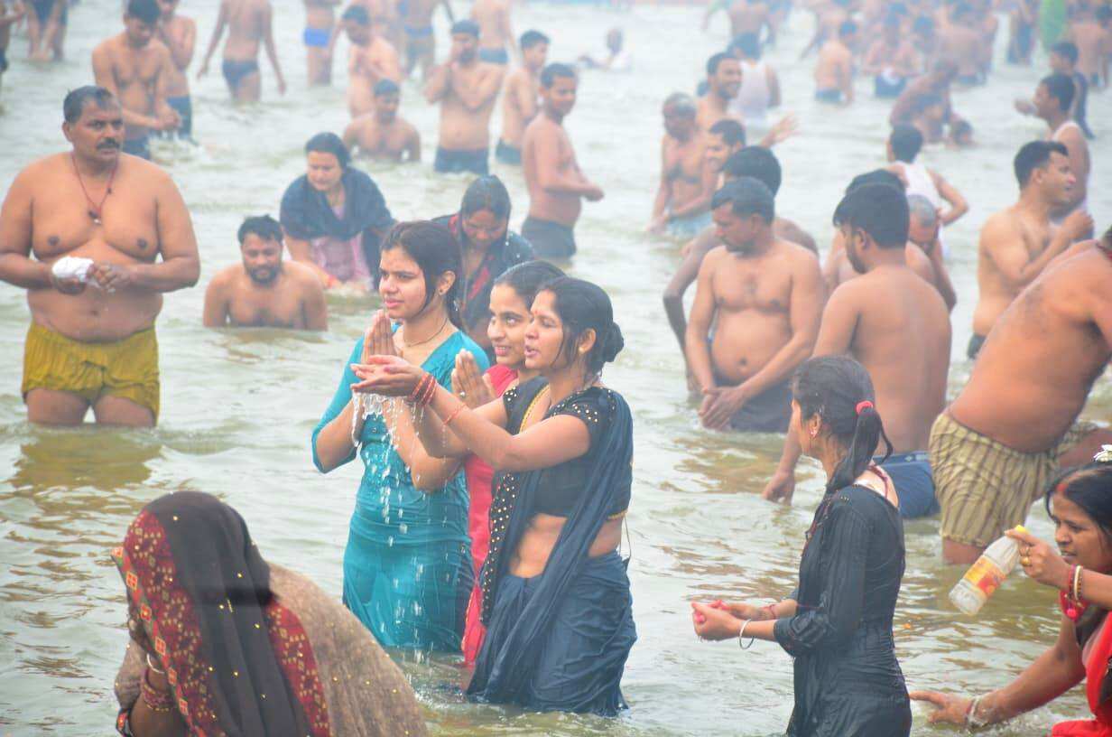 Devotees take a bath on the day of Makar Sankranti in the Ganges. (HT Photo/Anil Kumar Maurya) Devotees take a bath on the day of Makar Sankranti in the Ganges. (HT Photo/Anil Kumar Maurya)