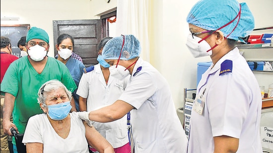 A medic administers a dose of Covishield vaccine to Dr Asha Singhal, 87, at BYL Nair Hospital in Mumbai on Saturday. (Bhushan Koyande/ HT) A medic administers a dose of Covishield vaccine to Dr Asha Singhal, 87, at BYL Nair Hospital in Mumbai on Saturday. (Bhushan Koyande/ HT)