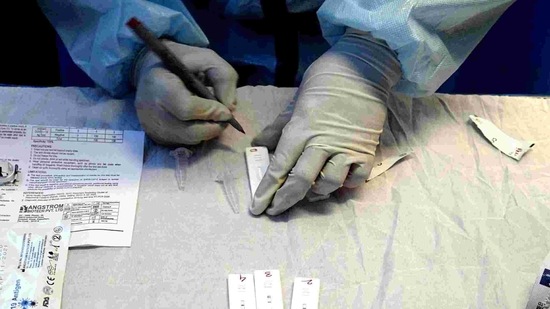 The inoculation drive is taking place at 285 centres in Maharashtra where 100 healthcare workers will be administered the shots in a day, and cover 28,500 workers, an official said.(HT photo) The inoculation drive is taking place at 285 centres in Maharashtra where 100 healthcare workers will be administered the shots in a day, and cover 28,500 workers, an official said.(HT photo)