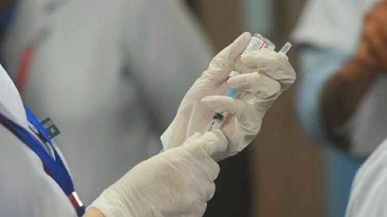A nurse prepares the Covid-19 vaccine shot before it is administered. (HT Photo/ Vipin Kumar)