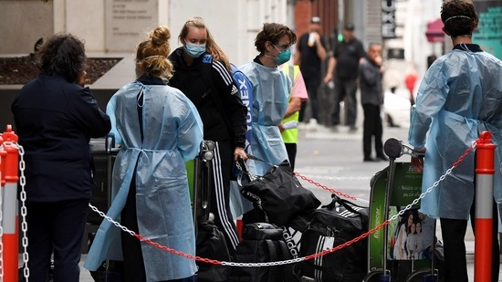 Tennis players, coaches and officials arrive at a hotel in Melbourne on January 15, 2021, before quarantining for two weeks ahead of the Australian Open tennis tournament. (Photo by William WEST / AFP)(AFP) Tennis players, coaches and officials arrive at a hotel in Melbourne on January 15, 2021, before quarantining for two weeks ahead of the Australian Open tennis tournament. (Photo by William WEST / AFP)(AFP)