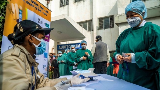 Medical workers wait to be inoculated with a Covid-19 vaccine at a hospital in New Delhi on Saturday. (AFP PHOTO) Medical workers wait to be inoculated with a Covid-19 vaccine at a hospital in New Delhi on Saturday. (AFP PHOTO)