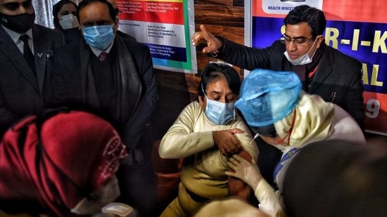 A G Ahangar, director of Sheri Kashmir Institute of Medical Sciences receives the first shot of Covid-19 vaccine.(HT Photo) A G Ahangar, director of Sheri Kashmir Institute of Medical Sciences receives the first shot of Covid-19 vaccine.(HT Photo)