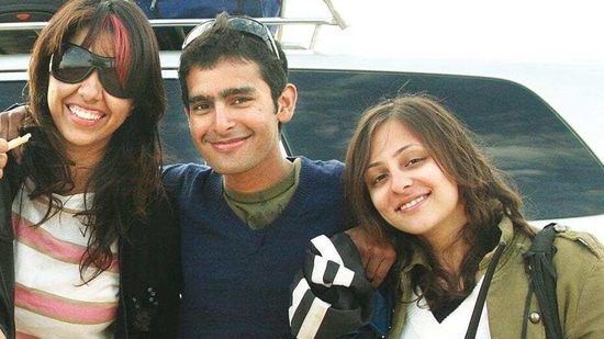 Kapoor &amp; Sons director Shakun Batra with his friends Ayesha DeVitre (let) and Avantika Malik (right), on their way from Jaisalmer to the airport, when their car broke down