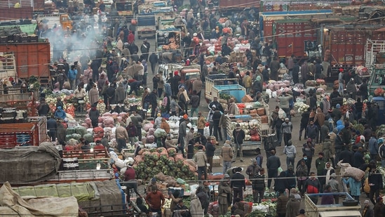 People, not adhering to social distancing norms, at Narwal wholesale vegetable and fruit market, amid coronavirus pandemic, in Jammu.(PTI) People, not adhering to social distancing norms, at Narwal wholesale vegetable and fruit market, amid coronavirus pandemic, in Jammu.(PTI)