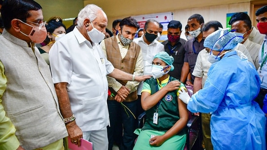 A medic administers the first dose of Covishield vaccine to a health worker in the presence of state CM BS Yediyurappa.(PTI) A medic administers the first dose of Covishield vaccine to a health worker in the presence of state CM BS Yediyurappa.(PTI)