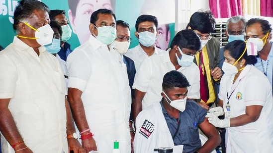 Madurai: A medic administers the first dose of Covishield vaccine to a health worker in the presence of Tamil Nadu CM Edappadi K Palaniswami.(PTI) Madurai: A medic administers the first dose of Covishield vaccine to a health worker in the presence of Tamil Nadu CM Edappadi K Palaniswami.(PTI)