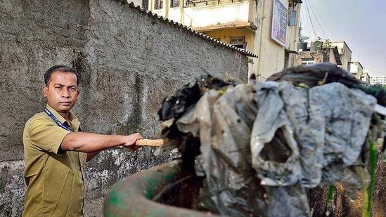 BMC worker Rajesh Tambe at duty in Mumbai(Satish Bate/HT Photo) BMC worker Rajesh Tambe at duty in Mumbai(Satish Bate/HT Photo)