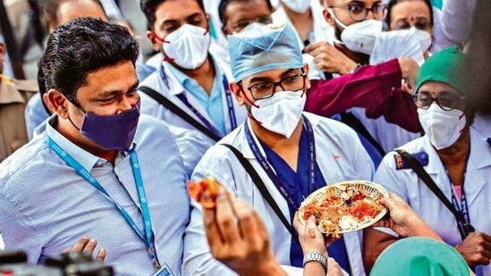 Employees welcome health workers carrying Covid vaccines at a hospital in Mumbai on Saturday.( Bloomberg) Employees welcome health workers carrying Covid vaccines at a hospital in Mumbai on Saturday.( Bloomberg)