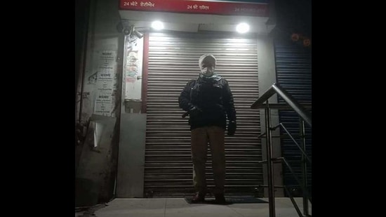 A cop standing guard outside a bank in Ludhiana on Friday. (HT PHOTO) A cop standing guard outside a bank in Ludhiana on Friday. (HT PHOTO)