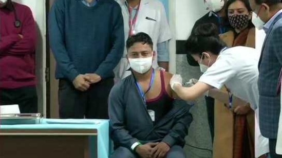 Union health minister Harsh Vardhan is also present on the occassion.(ANI/Twitter) Union health minister Harsh Vardhan is also present on the occassion.(ANI/Twitter)