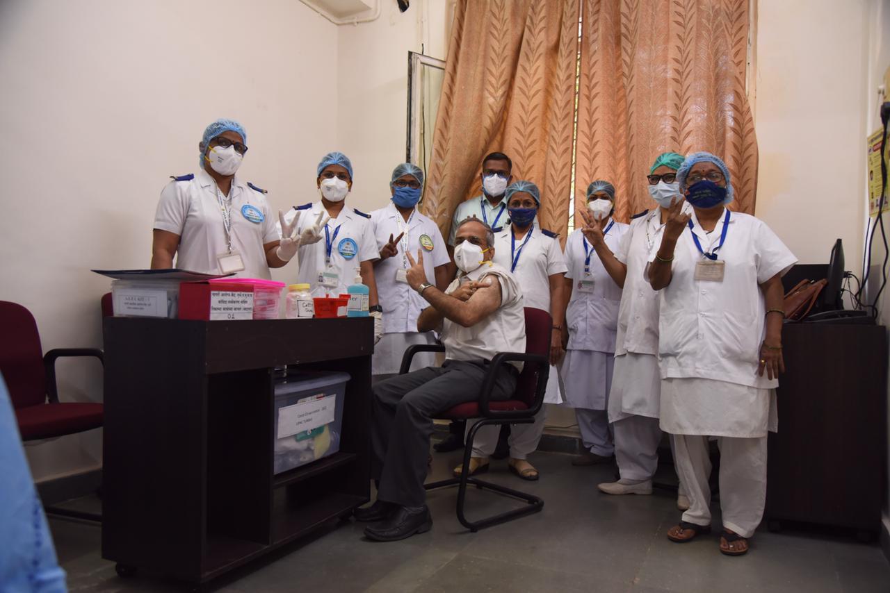 Dr. Vijay Yewale (C) receives the first dose of vaccination against Covid-19 at NMMC Hospial Vashi. (HT Photo)