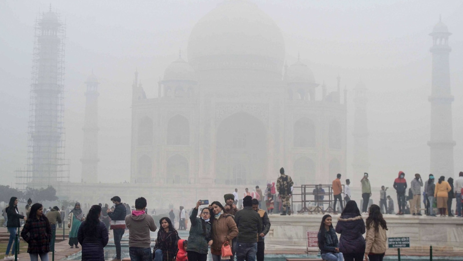 Dense fog engulfs parts of north India, mercury dips