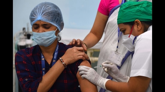 A medical worker inoculates a colleague with a Covid-19 coronavirus vaccine, Mumbai, January 16, 2021 (AFP) A medical worker inoculates a colleague with a Covid-19 coronavirus vaccine, Mumbai, January 16, 2021 (AFP)