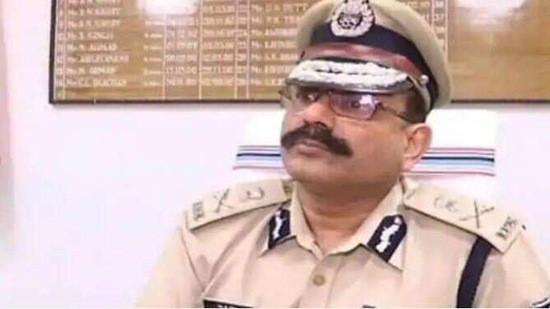 DGP SK Singhal made a surprise visit to Patna SSP's office to take stock of probe in Indigo manager's murder case.(Courtesy- Livehindustan)