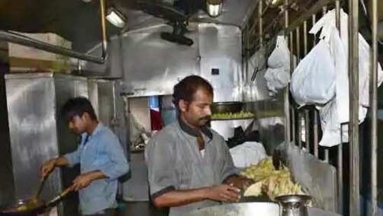 Food being prepared in Train Pantry at Ludhiana Railway station.(Gurpreet Singh/HT File Photo) Food being prepared in Train Pantry at Ludhiana Railway station.(Gurpreet Singh/HT File Photo)