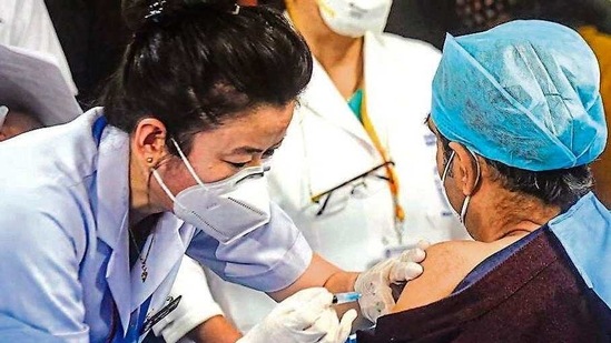 A health care worker receives a Covaxin shot at the All India Institute of Medical Sciences (AIIMS) in New Delhi on Saturday.(Amal KS/HT PHOT) A health care worker receives a Covaxin shot at the All India Institute of Medical Sciences (AIIMS) in New Delhi on Saturday.(Amal KS/HT PHOT)