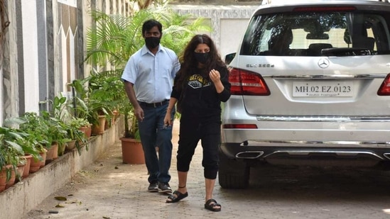 His sister Zoya Akhtar was also seen at Javed's house.