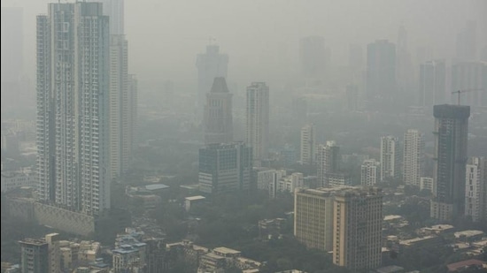 An overall AQI of 252 was measured on Sunday, which was in the poor category after two days of moderate quality air. (Pratik Chorge/HT Photo) An overall AQI of 252 was measured on Sunday, which was in the poor category after two days of moderate quality air. (Pratik Chorge/HT Photo)