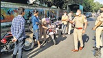 Police take action against persons not wearing a mask at Mukundnagar in Pune in September, 2020. (HT) Police take action against persons not wearing a mask at Mukundnagar in Pune in September, 2020. (HT)