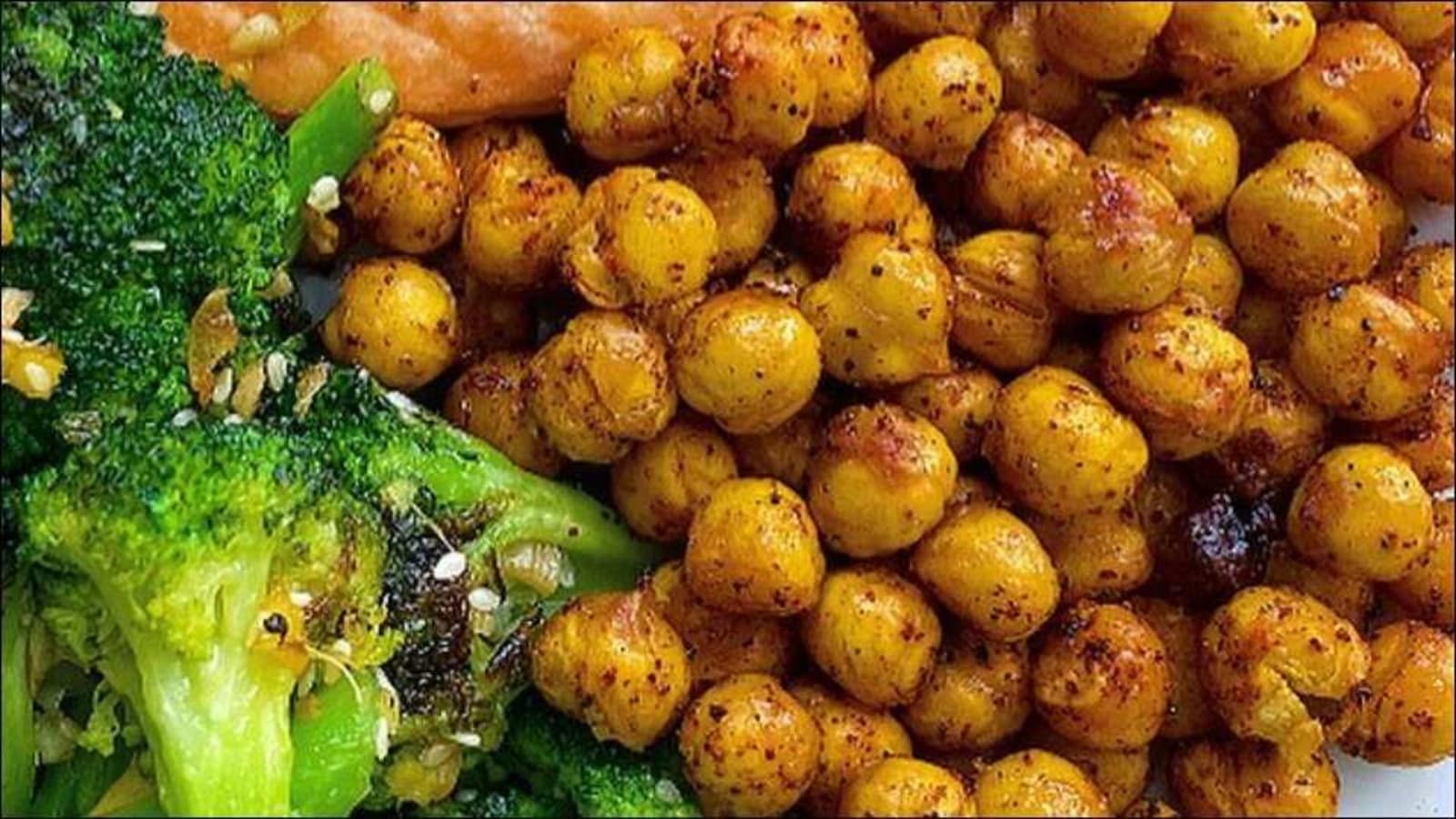 Recipe: These chilli roasted chickpeas are sure to tantalize your taste buds - Hindustan Times