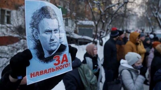 A man holds a placard reading "For Navalny!" as people, including supporters of Alexei Navalny, gather outside a police station where the Russian opposition leader is being held following his detention, in Khimki outside Moscow, Russia January 18, 2021. REUTERS/Maxim Shemetov (REUTERS)