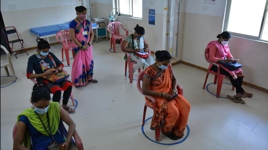 Healthcare workers wait in an observation room at Ghodbunder Road in Thane after receiving the Covid-19 vaccine. (HT FILE) Healthcare workers wait in an observation room at Ghodbunder Road in Thane after receiving the Covid-19 vaccine. (HT FILE)