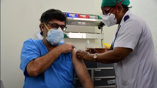 A medic administers a dose of Covishield vaccine to a health worker at BYL Nair Hospital in Mumbai. (HT FILE) A medic administers a dose of Covishield vaccine to a health worker at BYL Nair Hospital in Mumbai. (HT FILE)