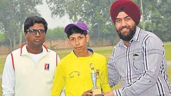 Class 9 student Aryan Kohli, centre, won the best bowler award.(HT) Class 9 student Aryan Kohli, centre, won the best bowler award.(HT)