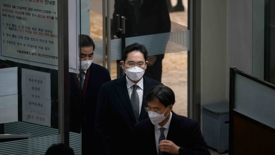 Samsung heir Lee Jae-yong arrives at court in Seoul on Janaury 18, 2021. - The de facto chief of South Korea's Samsung business empire was convicted over a huge corruption scandal and jailed for two and a half years, in a ruling that deprives the tech giant of its top decision-maker. (Photo by Ed JONES / AFP)(AFP) Samsung heir Lee Jae-yong arrives at court in Seoul on Janaury 18, 2021. - The de facto chief of South Korea's Samsung business empire was convicted over a huge corruption scandal and jailed for two and a half years, in a ruling that deprives the tech giant of its top decision-maker. (Photo by Ed JONES / AFP)(AFP)