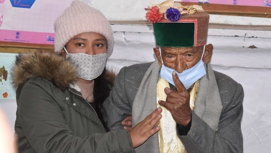 Shyam Saran Negi, believed to be India's oldest voter at 103 years of age, shows his inked finger after casting vote for Panchayat elections, at Kalpa in Kinnaur.(PTI)