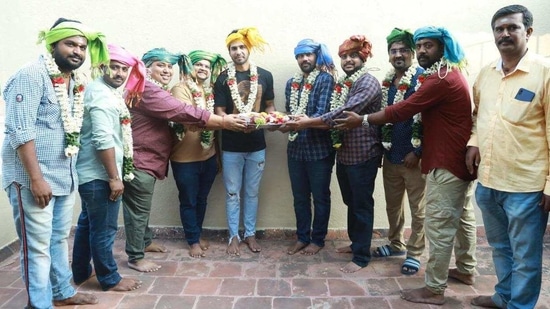 The team of Indru Netru Naalai 2 during a puja. 