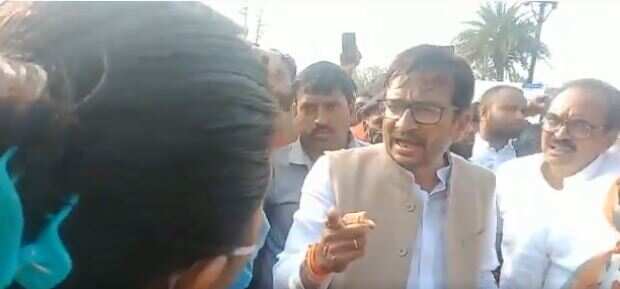 Congress MLA Harsh Vijay Gehlot seen finger pointing at the the SDM. (Videograb )